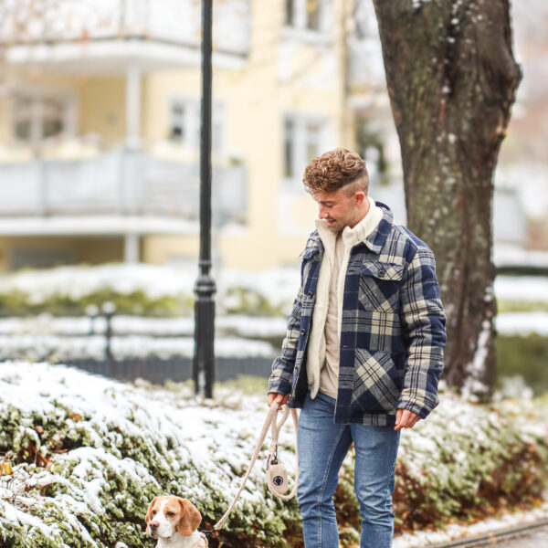 Mann geht mit Hund